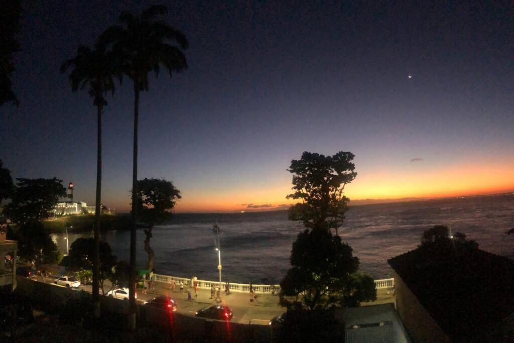 Em Salvador-ba No Farol Da Barra *
